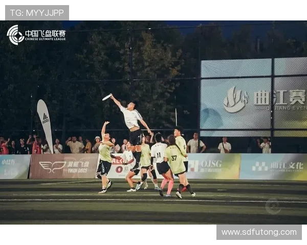 重庆飞盘队在攀岩联赛中以68分稳居积分榜首位