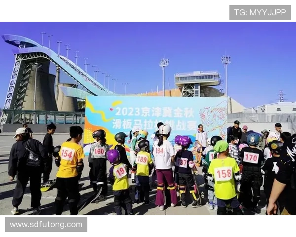南京城市马拉松精彩点评滑板队默契配合展现团队精神与竞技魅力